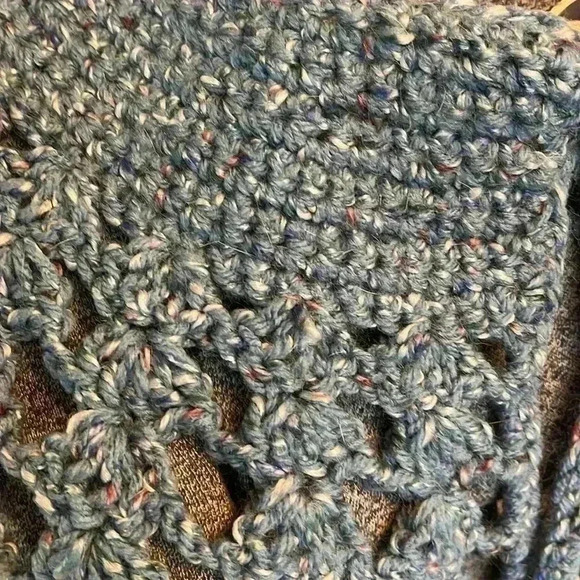 Hand-crocheted shawl. Absolutely beautiful! - Picture 2 of 6